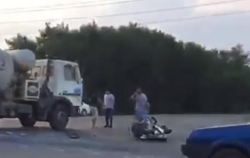 Байкер влетел под бетономешалку в Ростовской области: видео